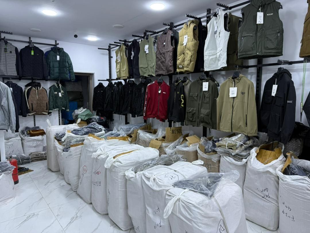 صورة مخزون ملابس جاهزة للتوزيع بالجملة